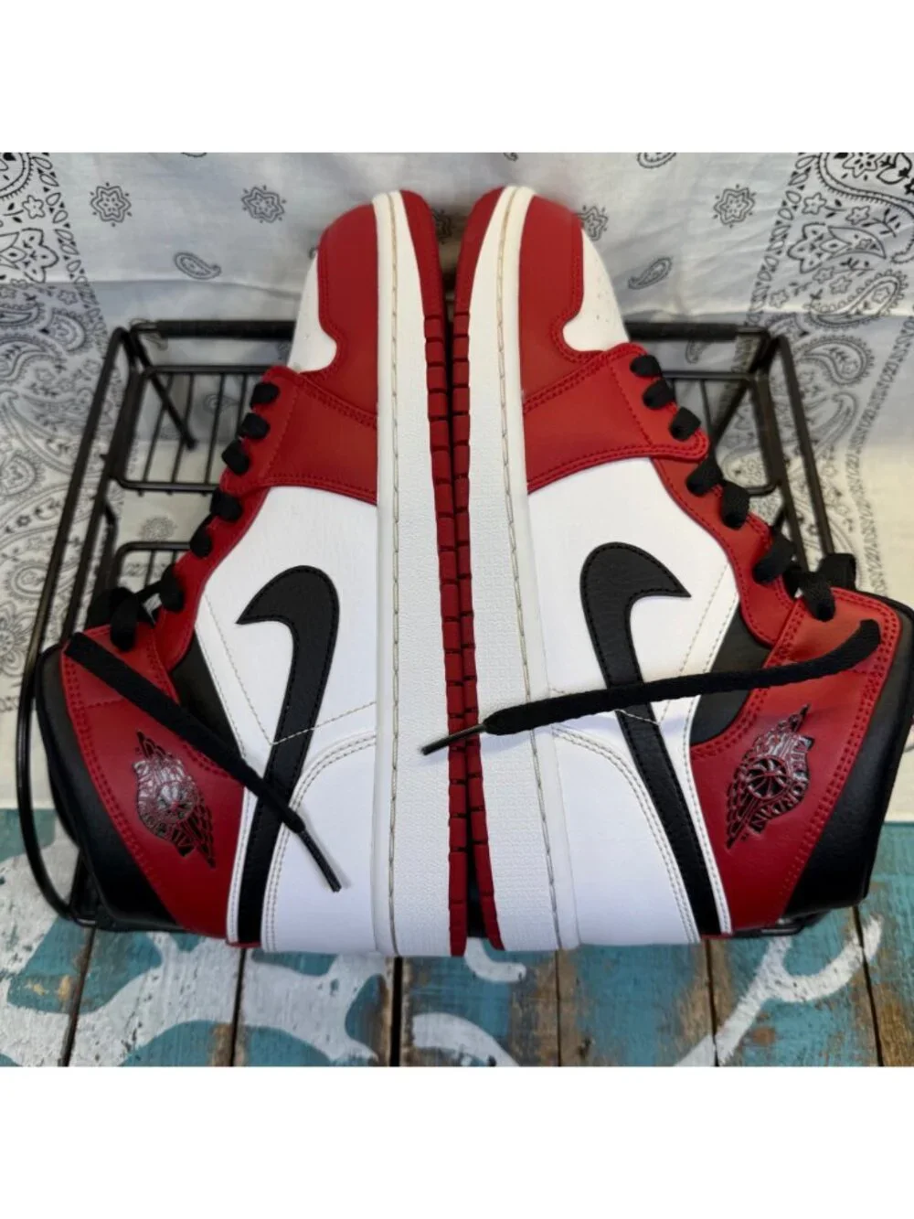 Nike Air Jordan 1 Mid Chicago White Gym Red Black 554724-173 Men’s Size 8 EUC